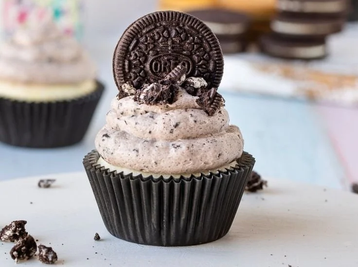 Delicious Oreo buttercream frosting spread on a cake
