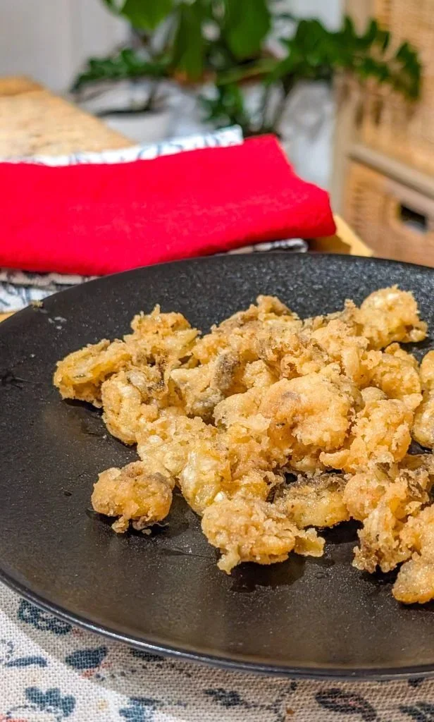 Delicious crispy fried shrimps served with dipping sauce